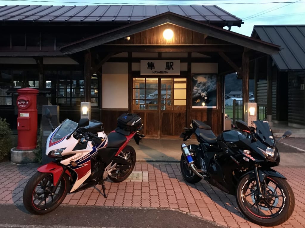 隼駅前にバイク２台を並べて撮影したときの画像