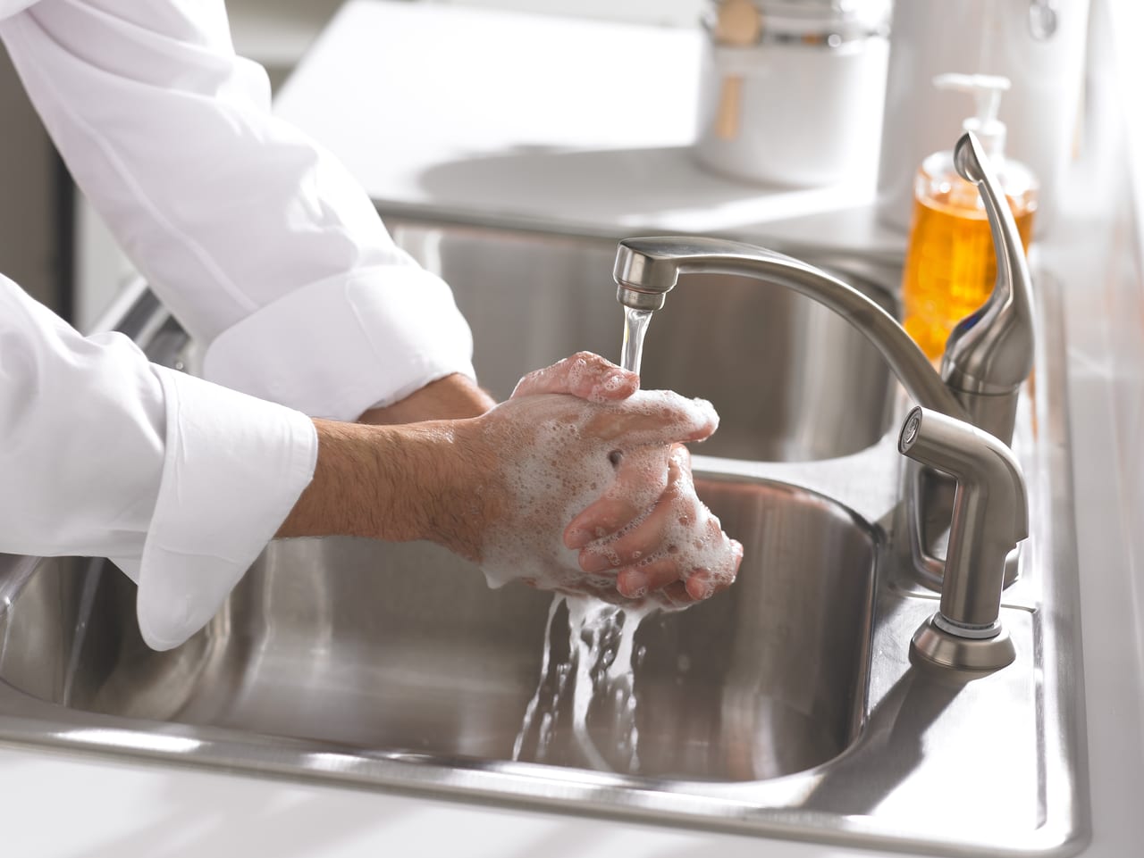手を洗う男性のイメージ画像