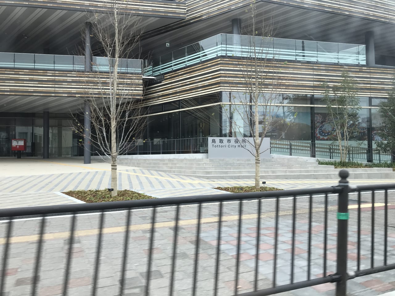 鳥取市役所の入り口