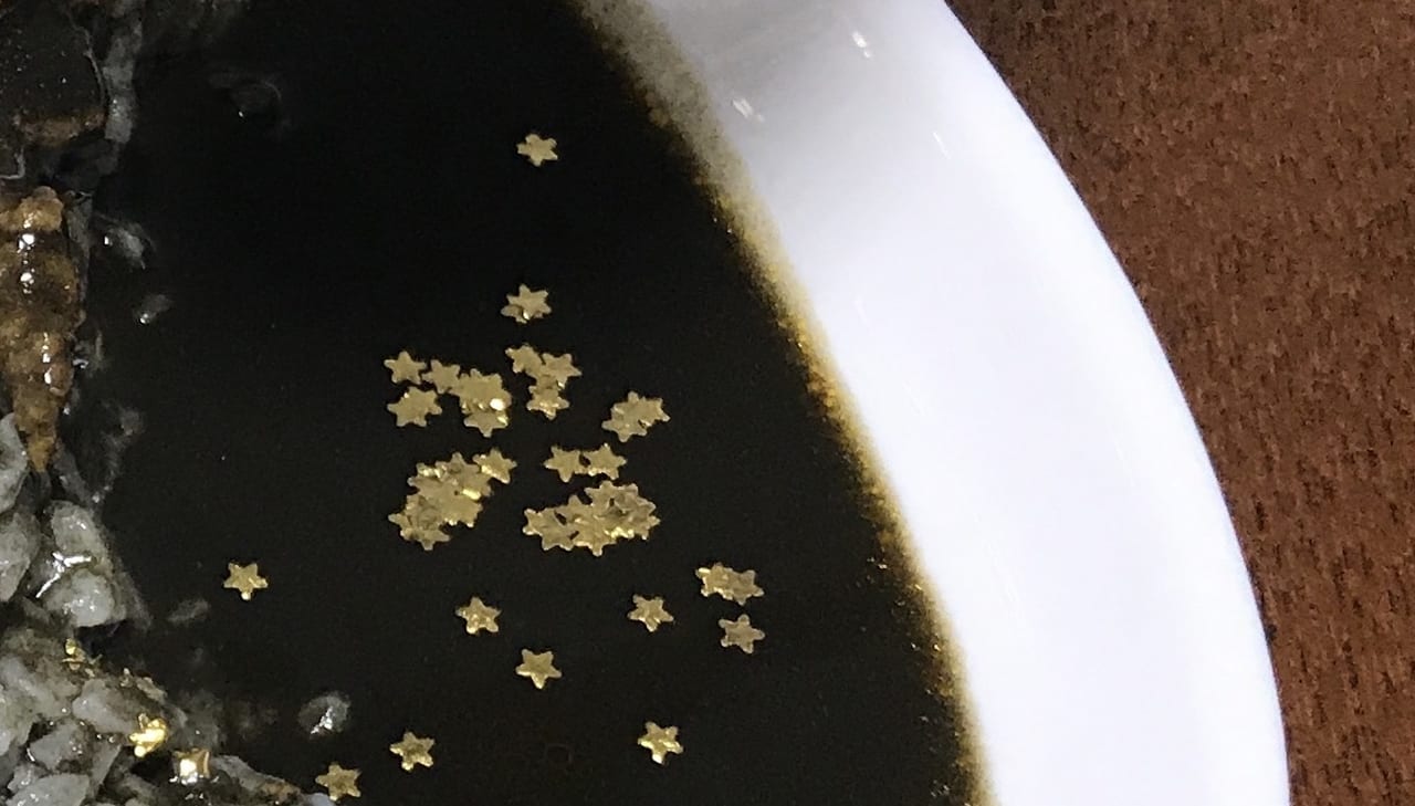 星取カレーに散りばめた星型の金箔