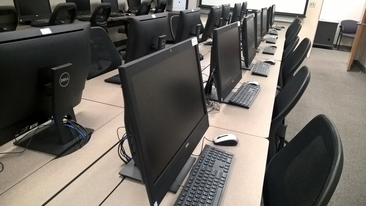 パソコンを使用する授業の教室