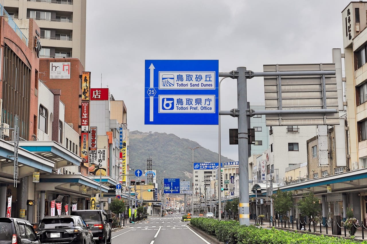 鳥取駅前のしゃんしゃん傘踊りがある道路