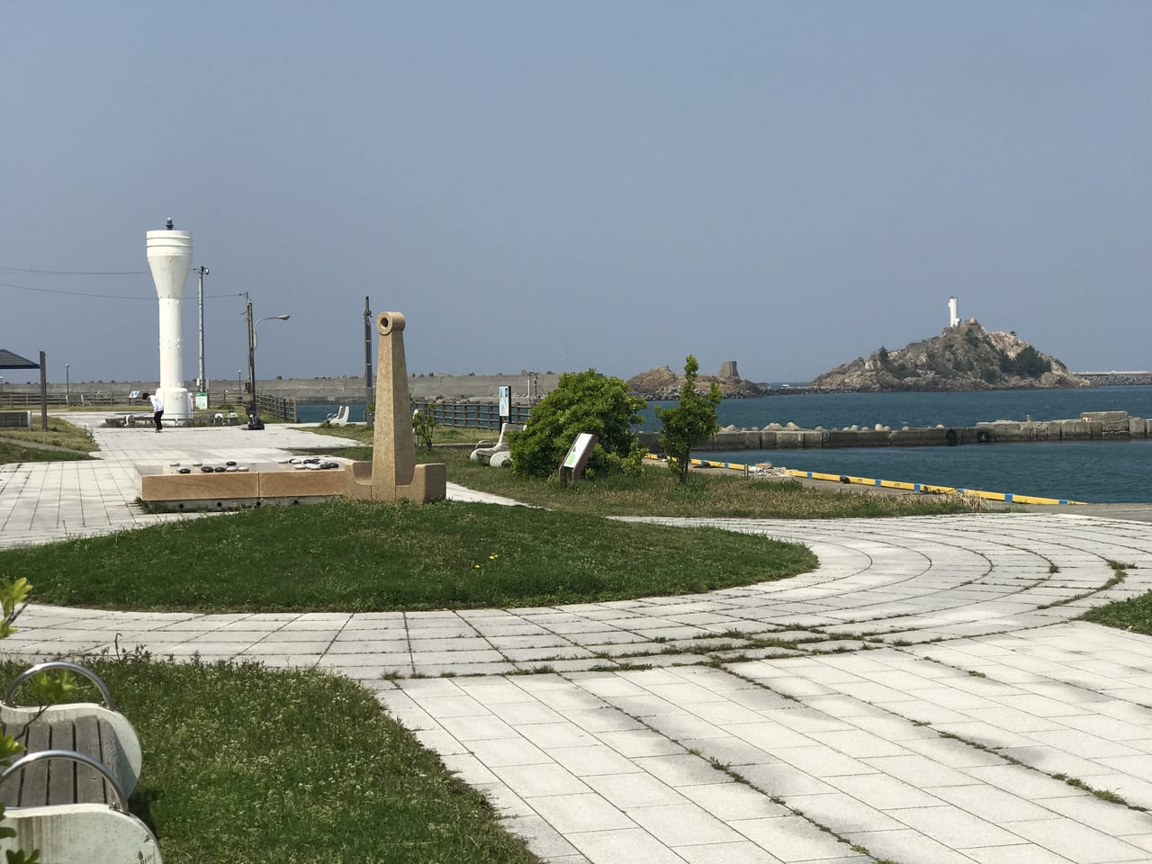鳥取港で見られる錨の日時計と囲碁モニュメント