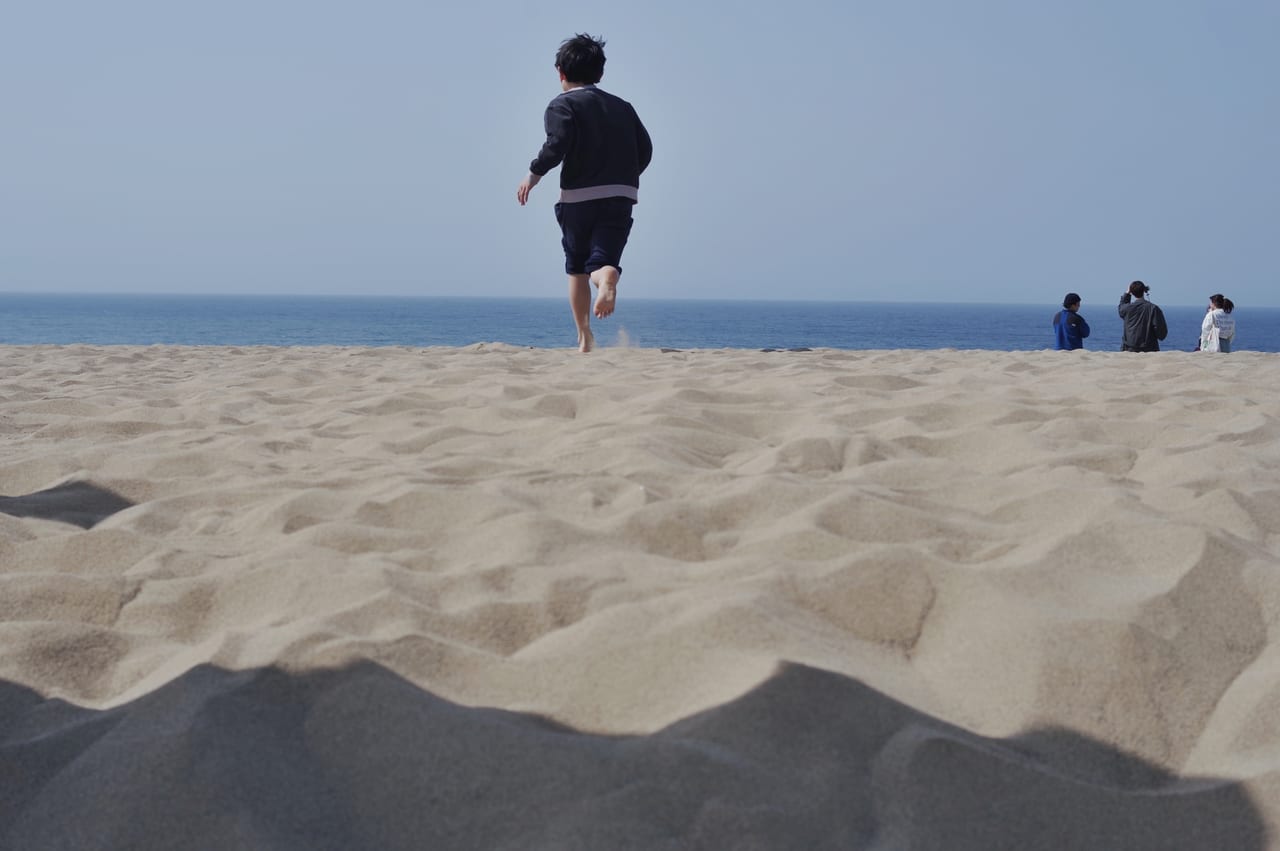 鳥取砂丘で遊ぶ子供
