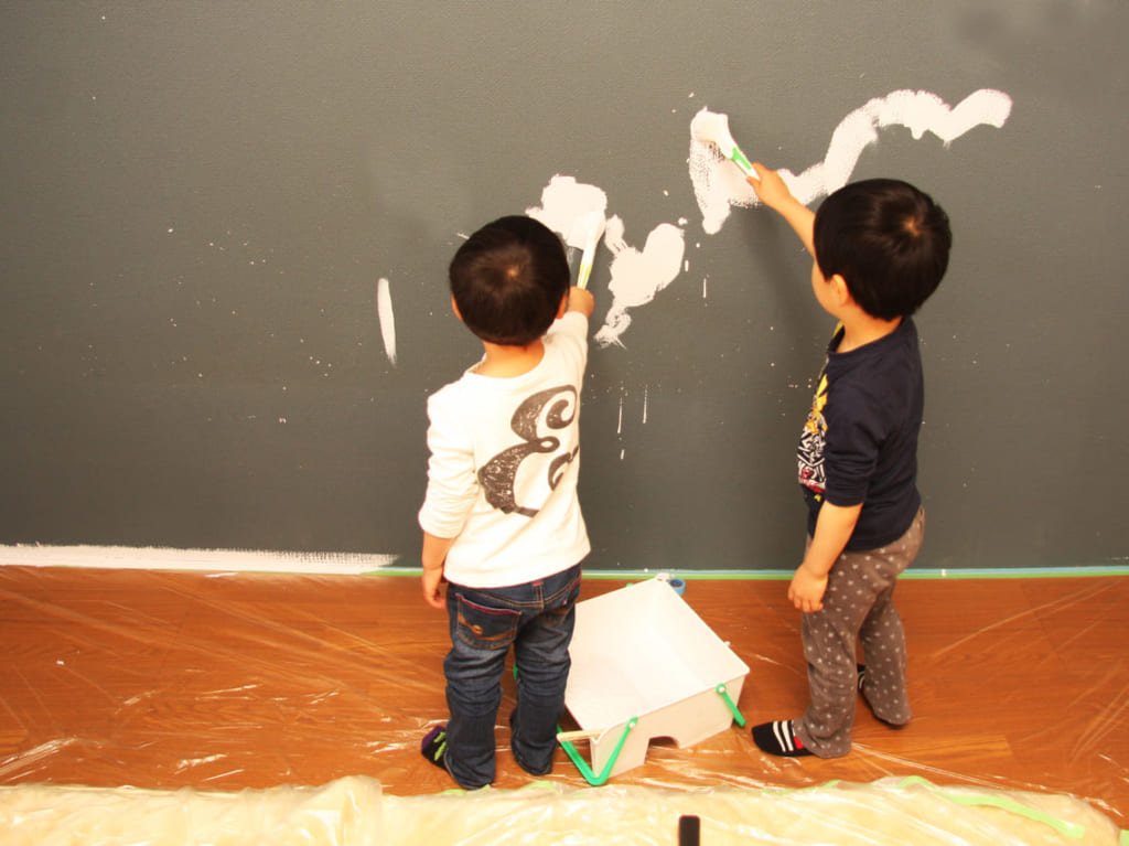 ペンキ塗りをしている子供