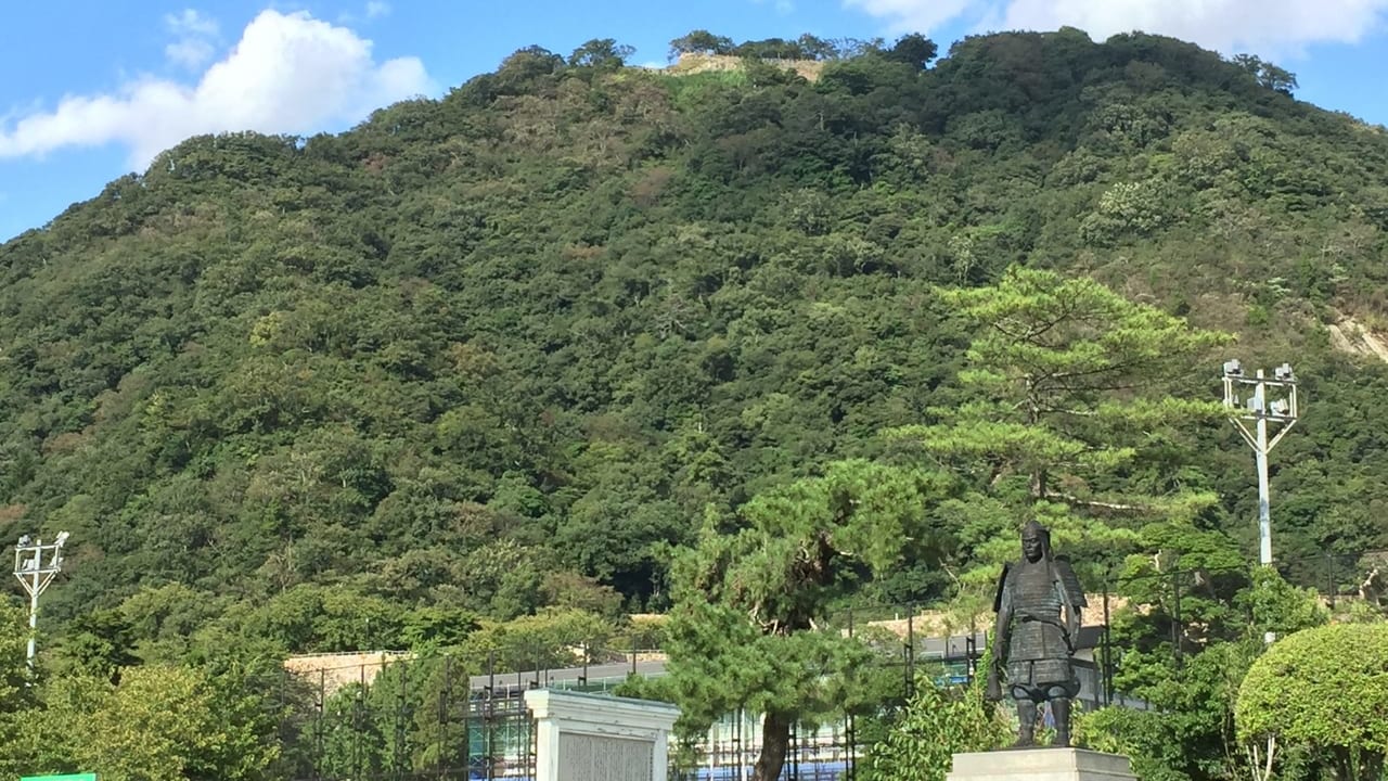 鳥取城跡と吉川経家の銅像