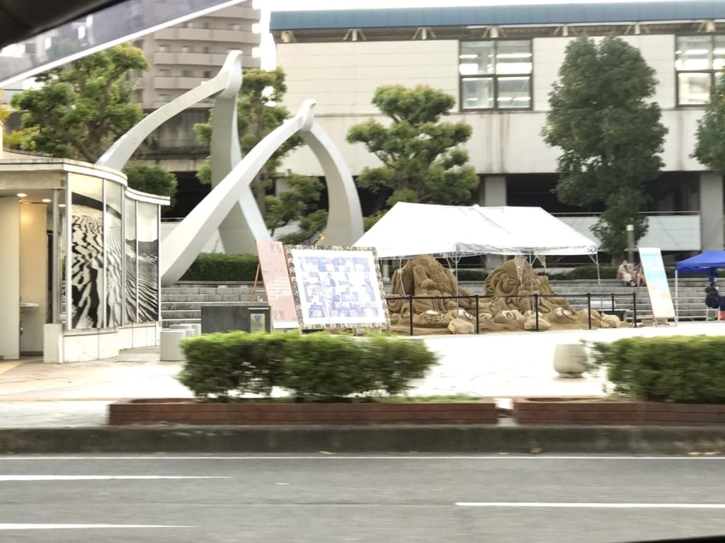 鳥取駅前風紋広場の風神と雷神の砂像