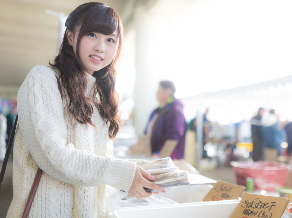 マーケットで買い物をする女性