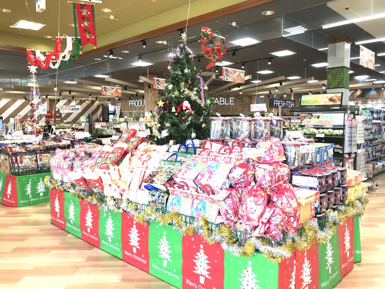 サンマート湖山店のクリスマスお楽しみ袋とお菓子