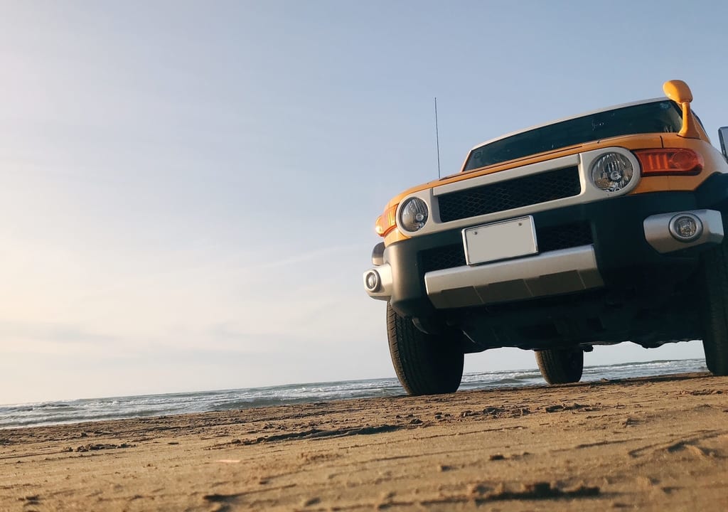 砂浜の上に停車する車