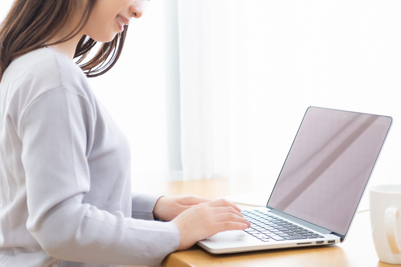 自宅でパソコンを使用する女性