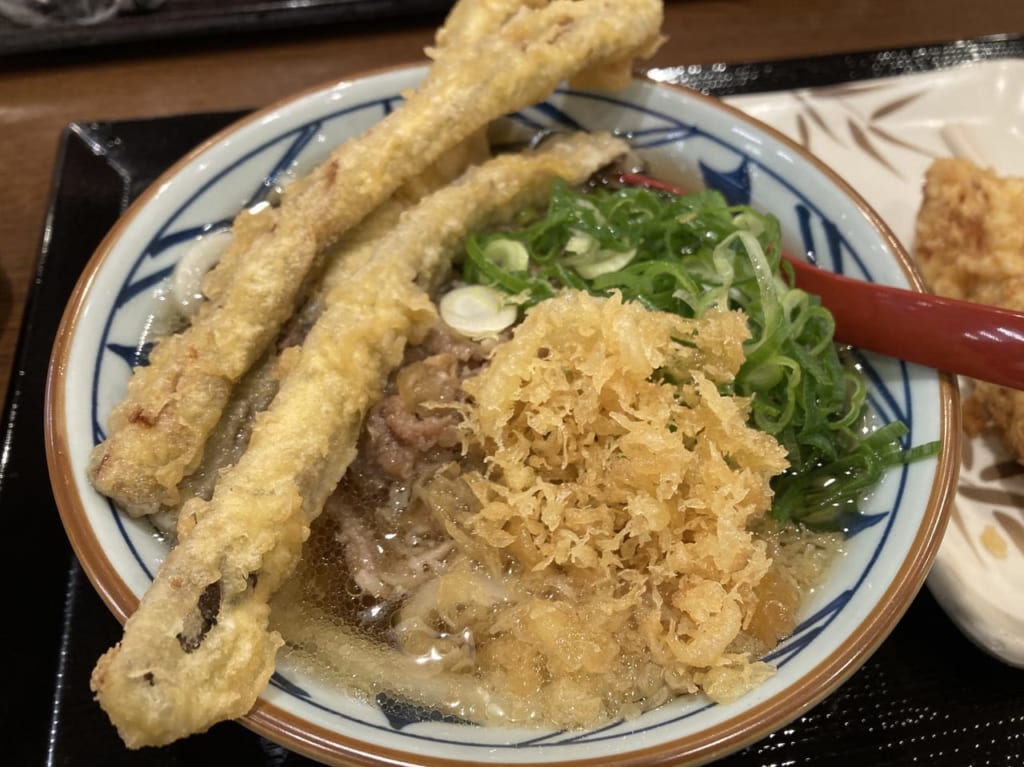 ごぼうと肉うどんが乗った丸亀製麺のうどん