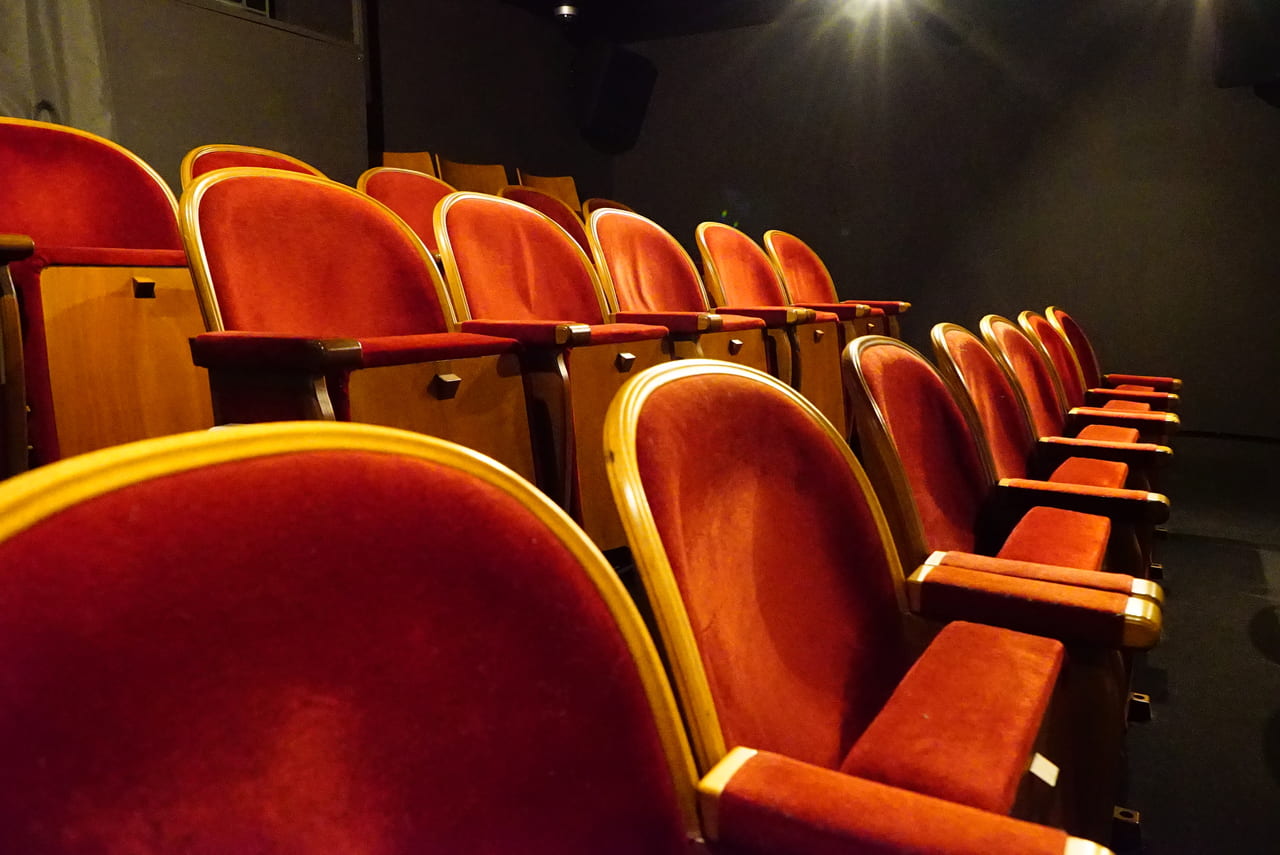上映前の映画館の椅子