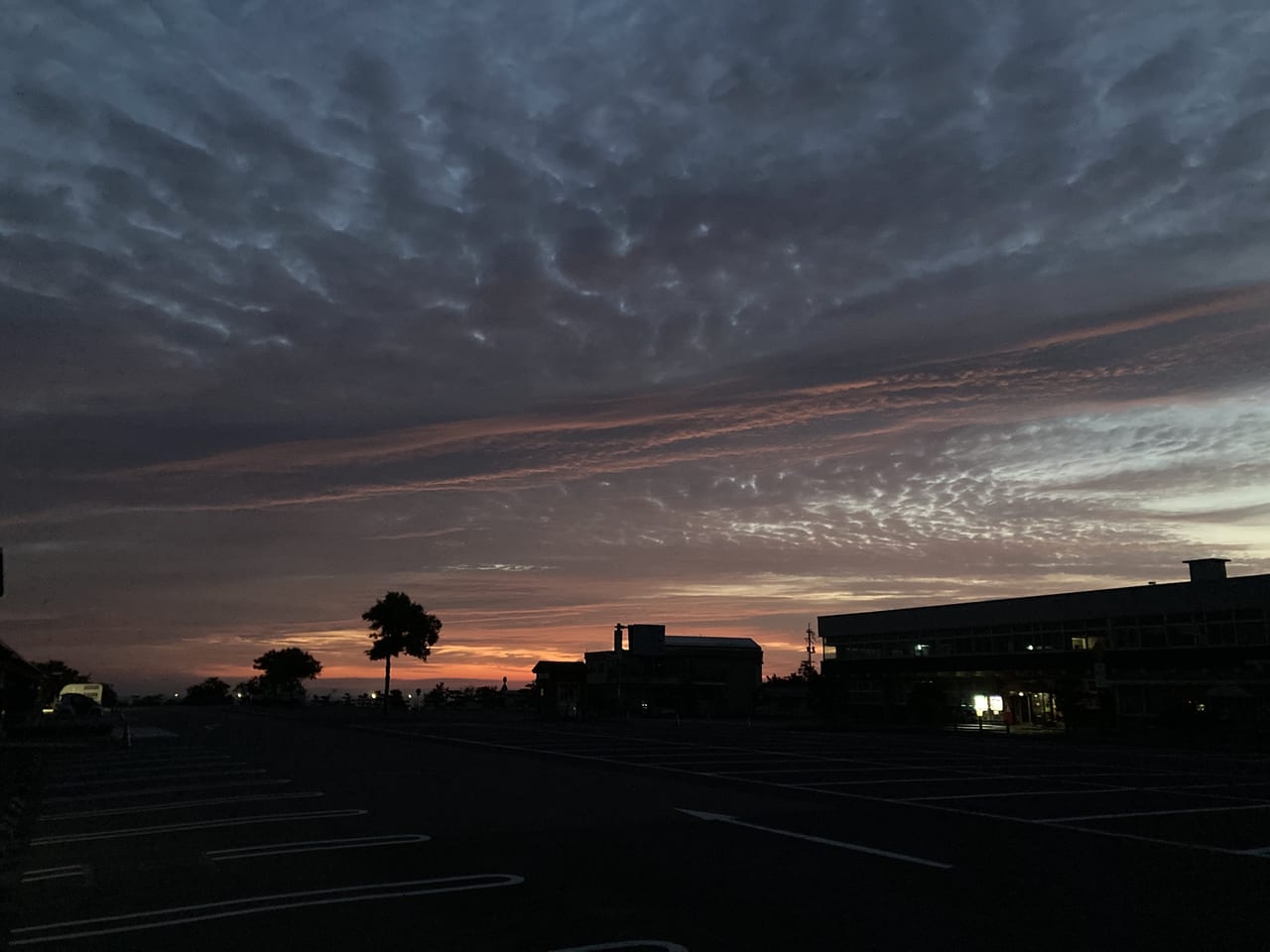 鳥取砂丘の駐車場から見る朝日