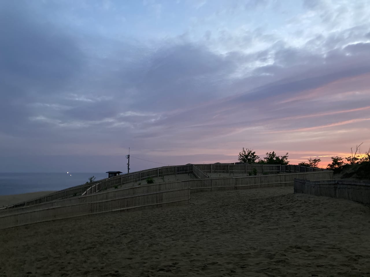 鳥取砂丘から見える朝日