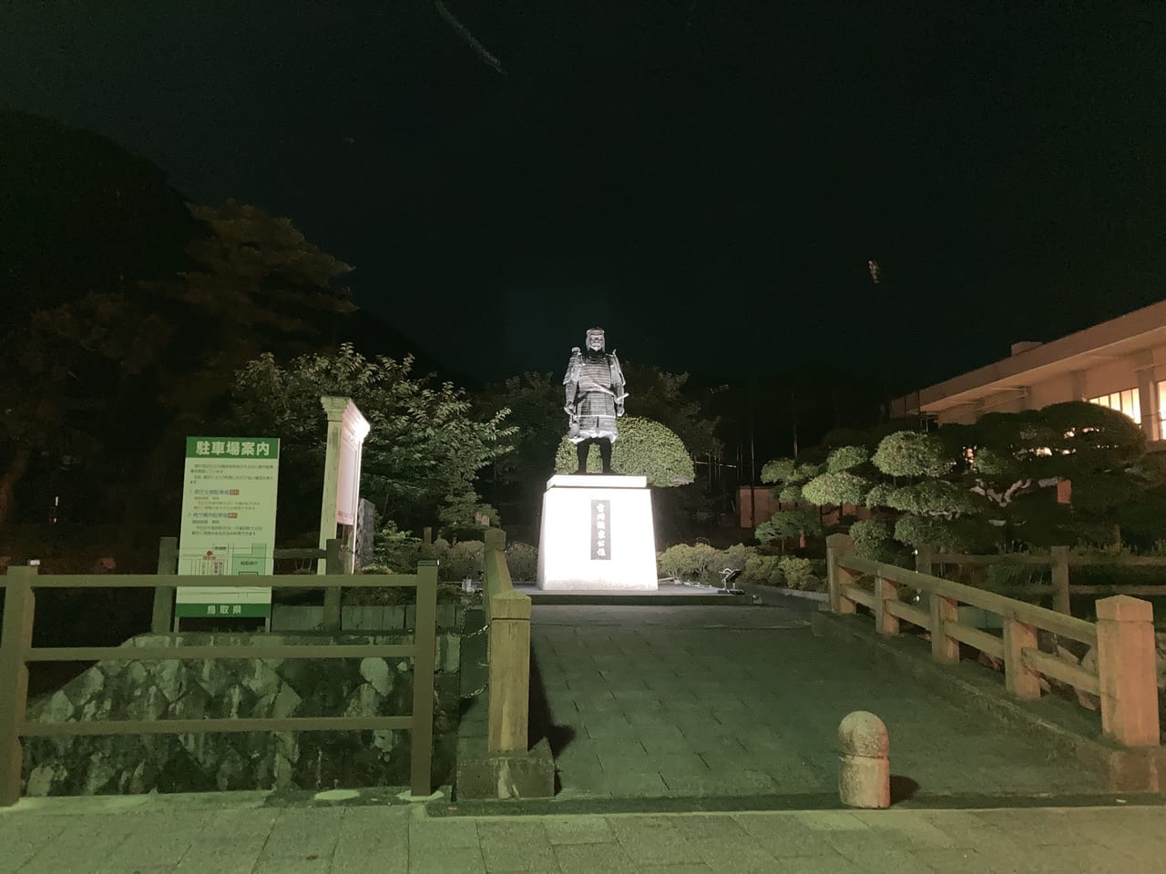 吉川経家公の銅像