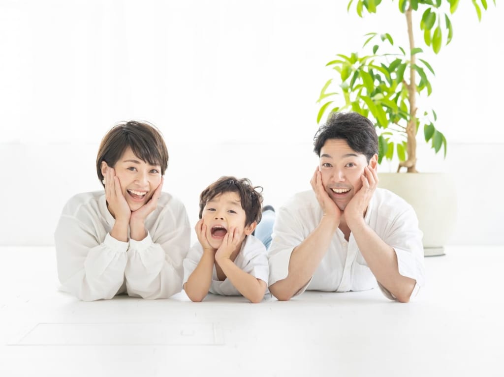 笑顔あふれる家族の写真