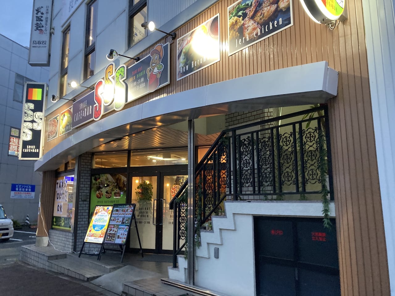 スパイスカフェ&バル SSS鳥取駅南口店の外観