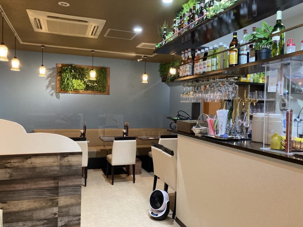 スパイスカフェ&バルSSS鳥取駅南口店の店内