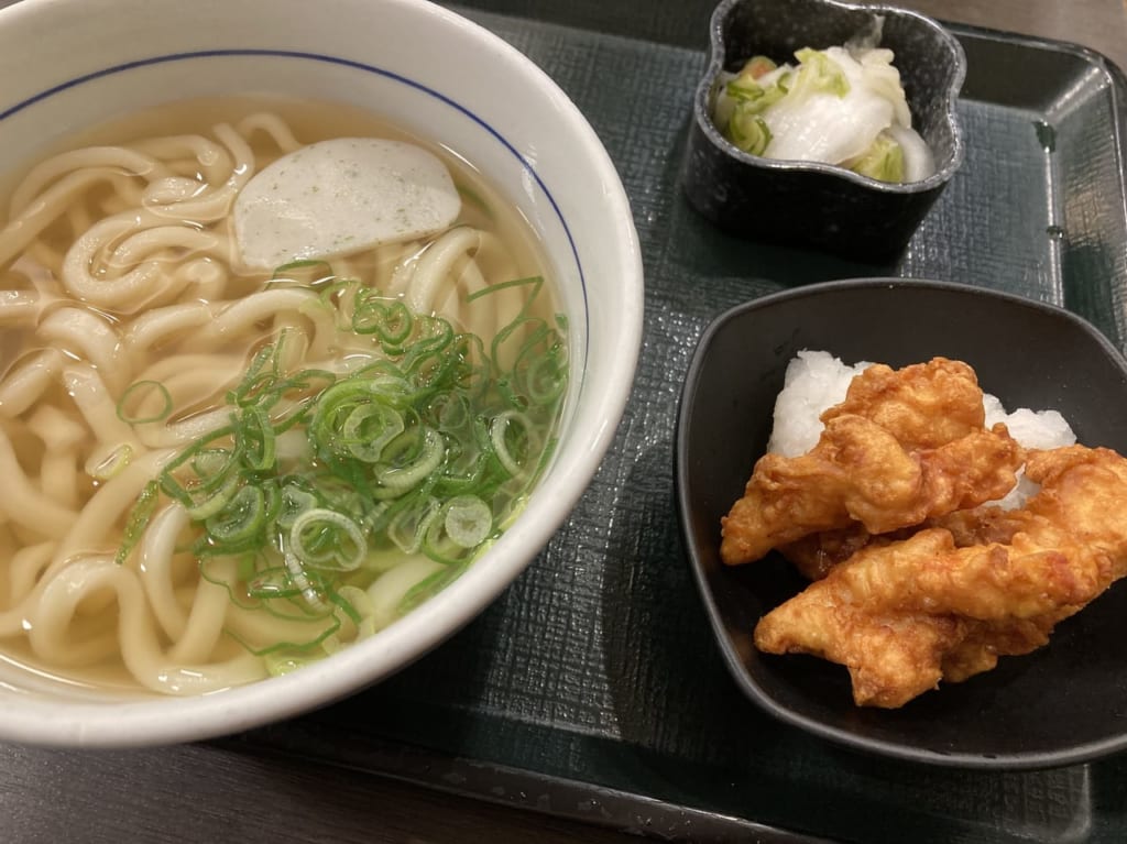 なか卯の鶏天うどんのセットとつけもの