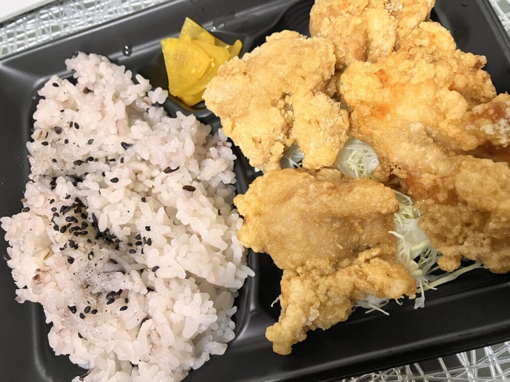 からあげこてつ家のテイクアウト弁当（中）1