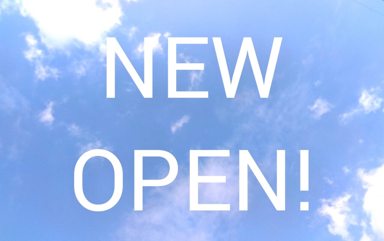 NEW OPENの文字と青空
